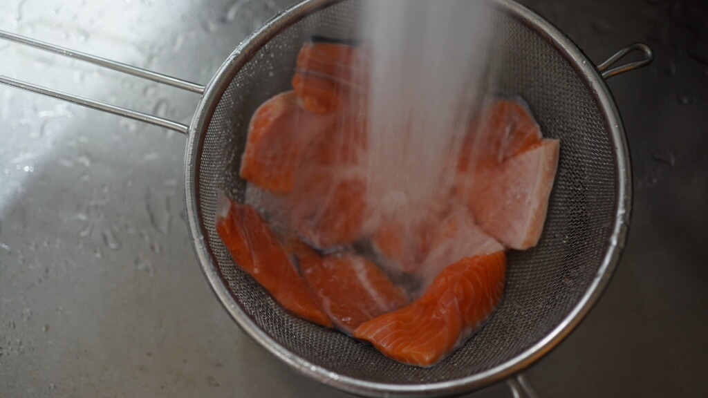 鮭の切り身を洗う