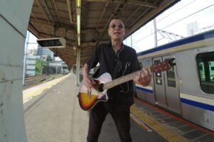 駅ホーム弾語り